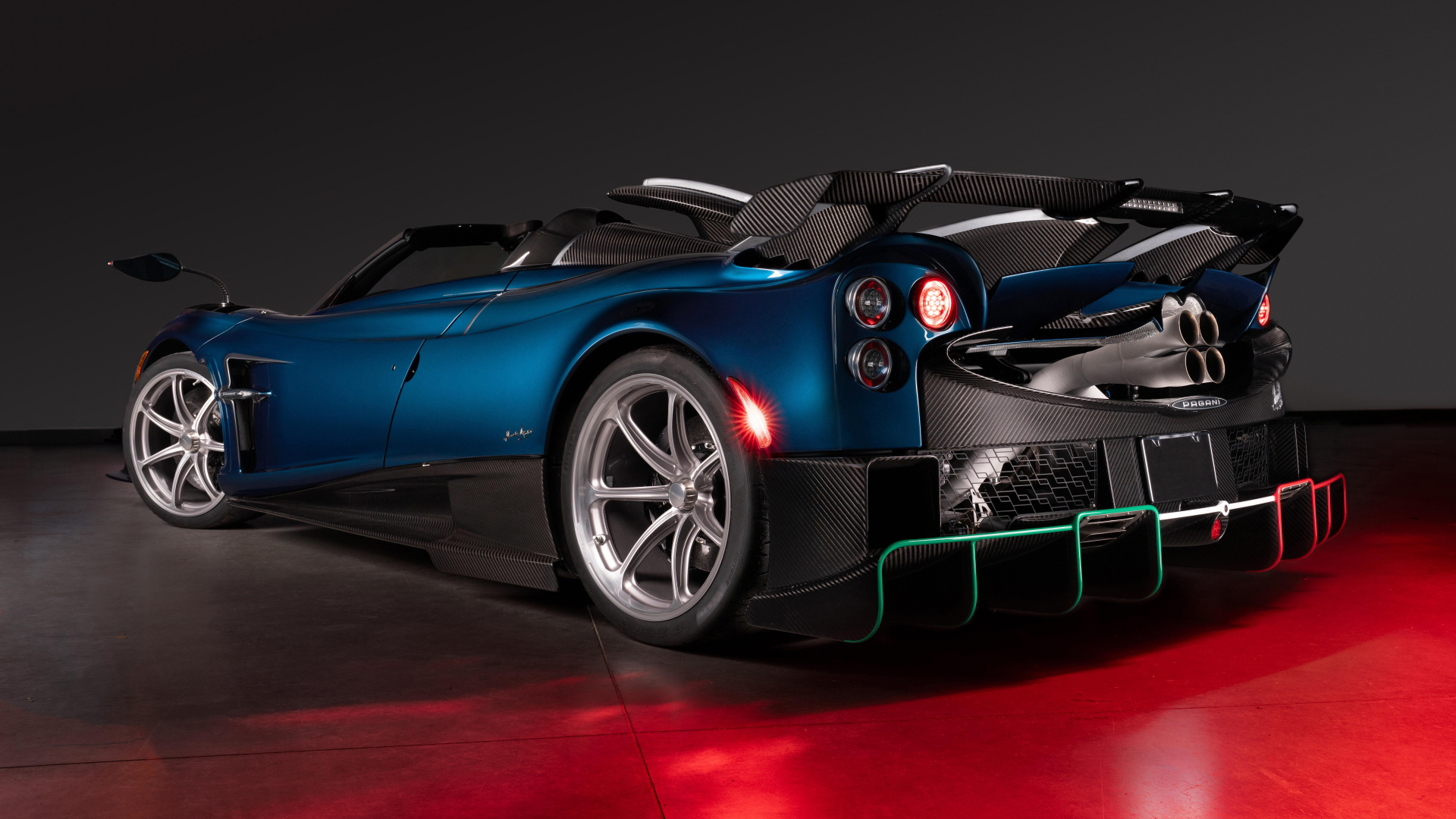 Вид сзади на спортивный автомобиль Pagani Imola Roadster