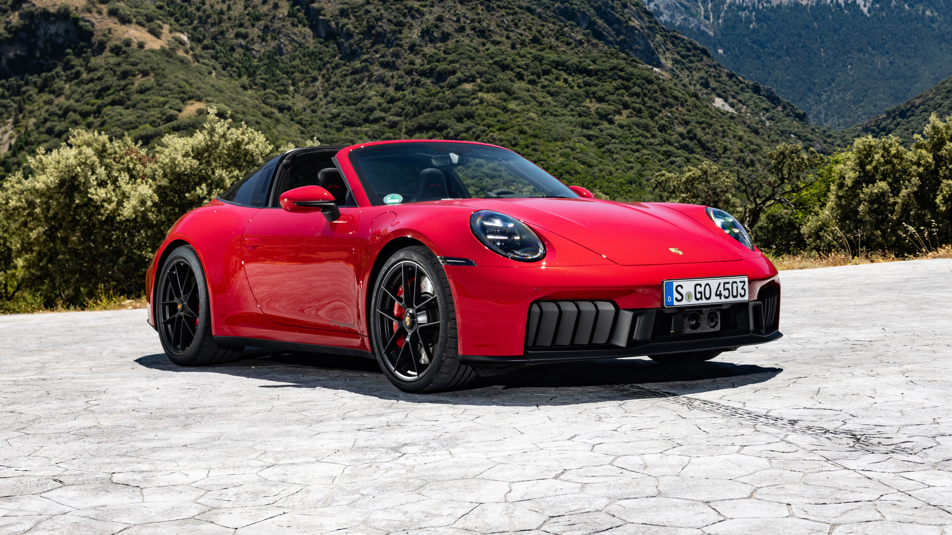 Красный кабриолет Porsche 911 Targa 4 GTS 2024 года