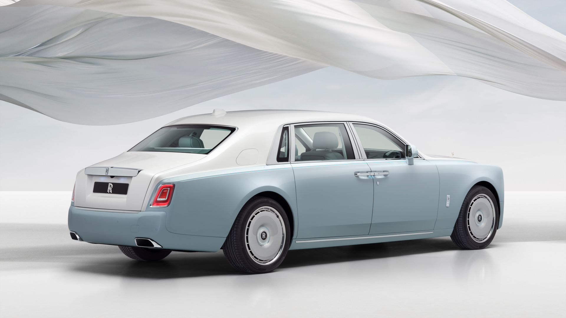 Автомобиль Rolls-Royce Phantom Scintilla 2025 года вид сзади