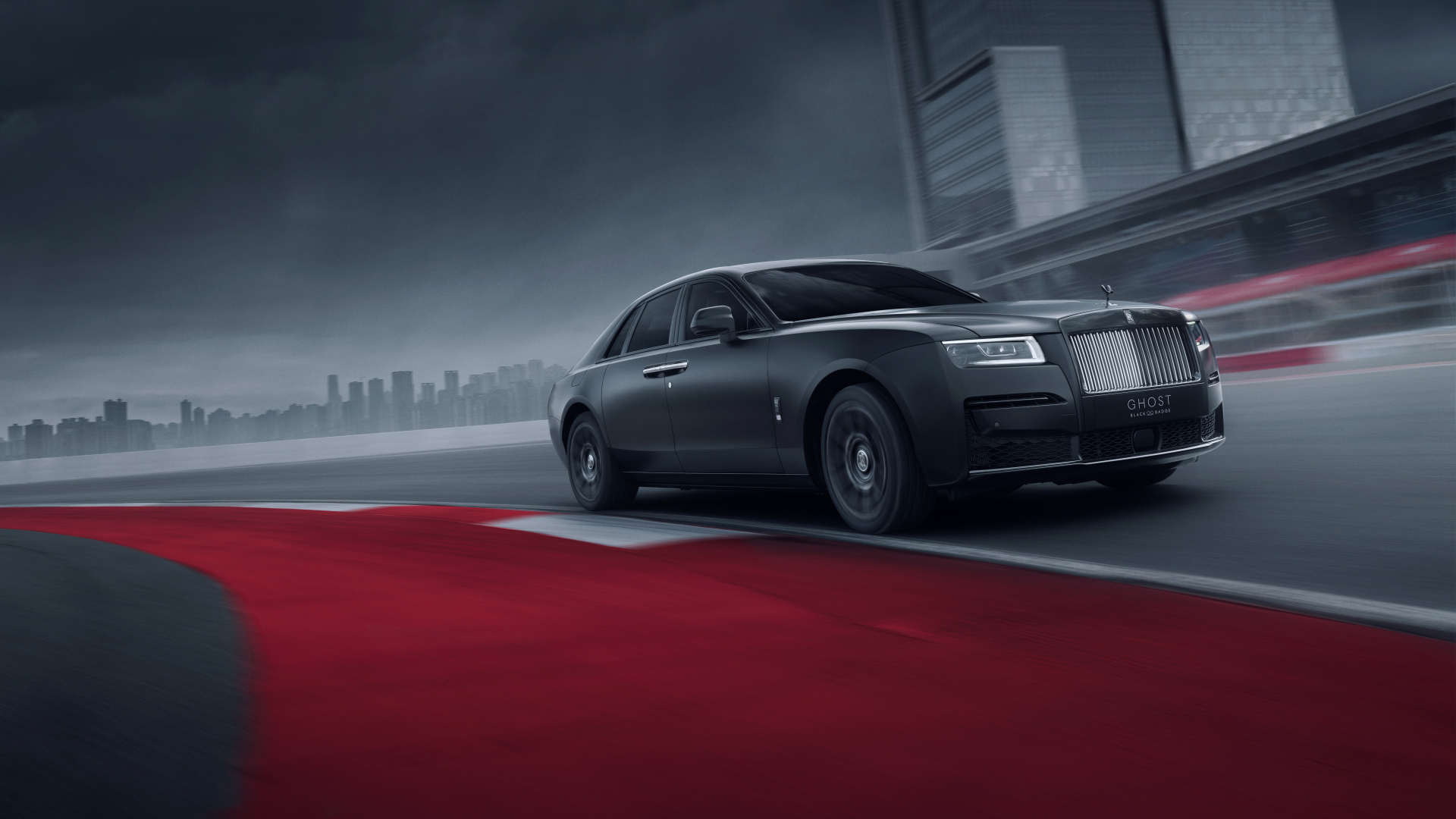 Дорогой черный автомобиль Rolls-Royce Black Badge Ghost