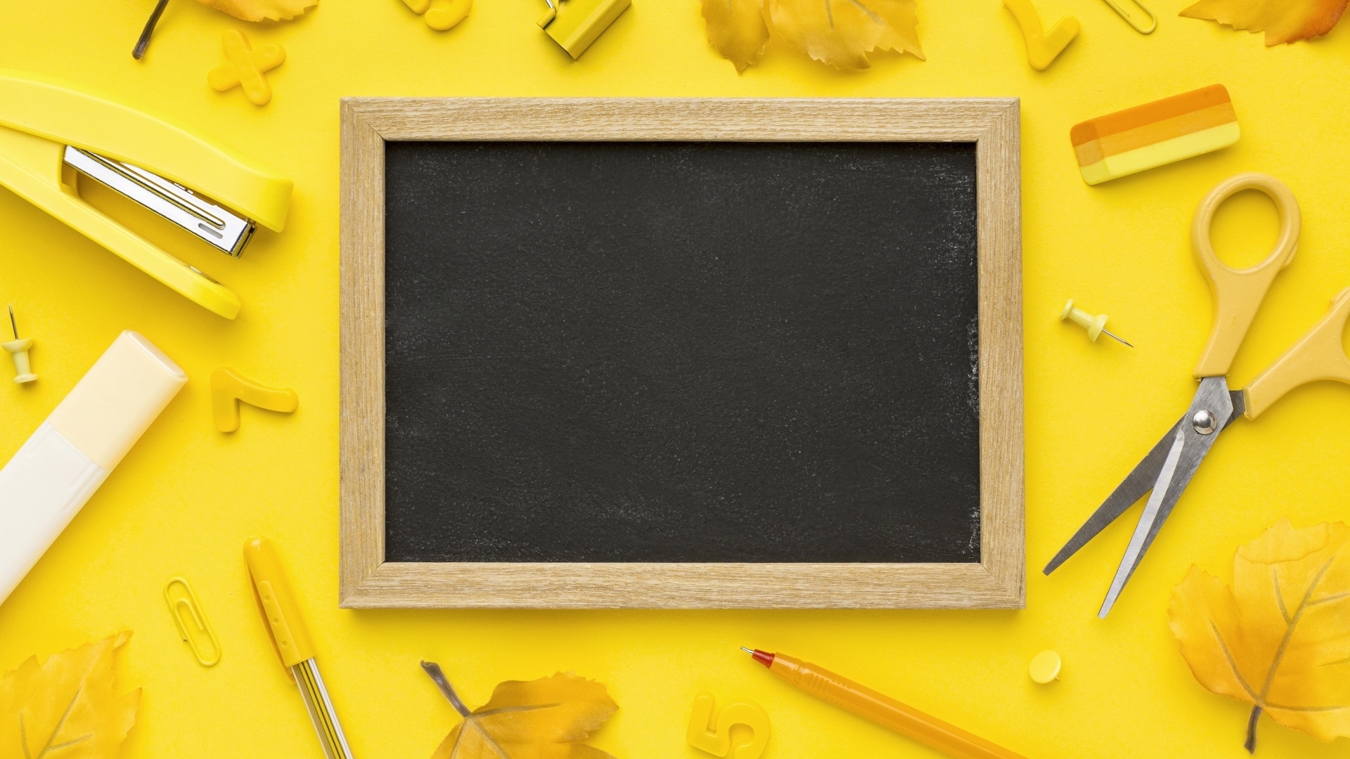 Рамка для фото  с канцелярскими предметами и листьями на желтом фоне