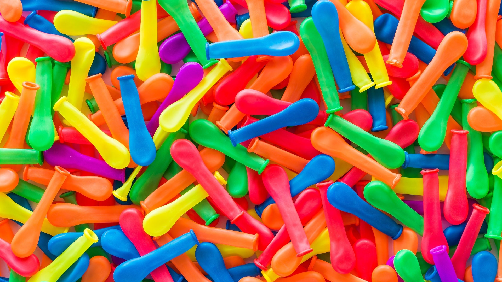 Много разноцветных новых воздушных шариков