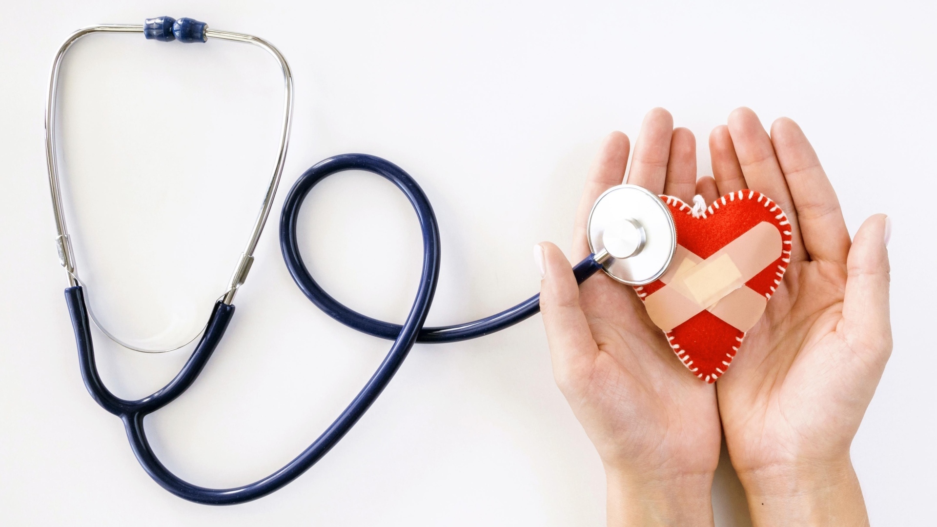 Стетоскоп слушает раненое сердце в ладонях