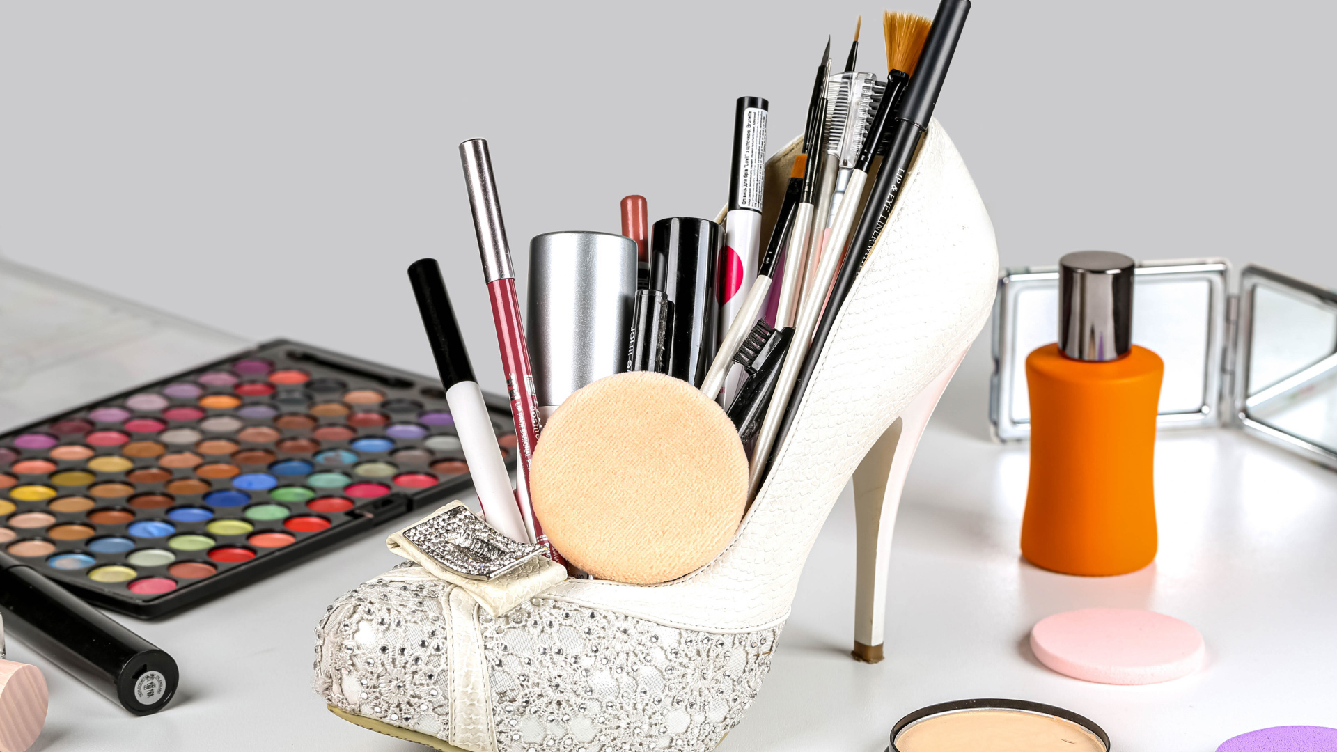 Женские белые туфли наполнены косметикой