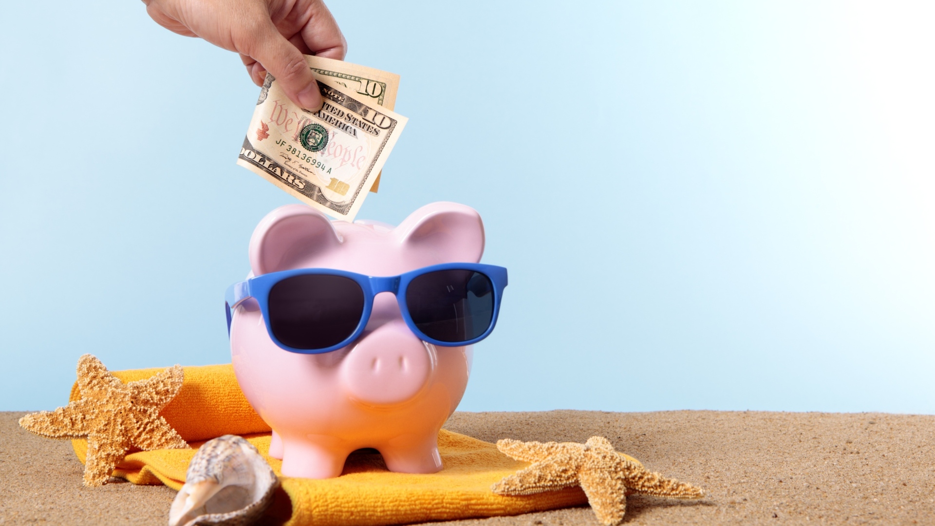 Свинья копилка с долларами на отдых