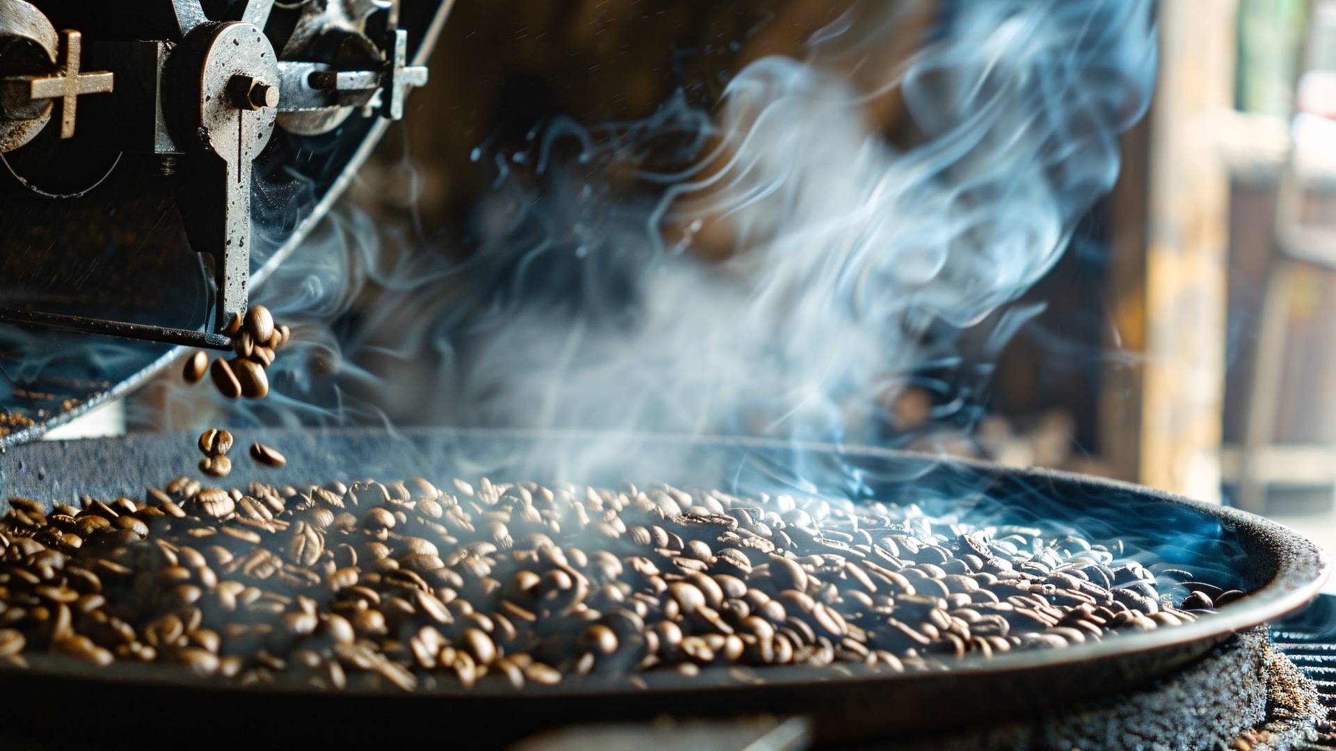 Ароматные кофейные зерна жарят на сковороде 