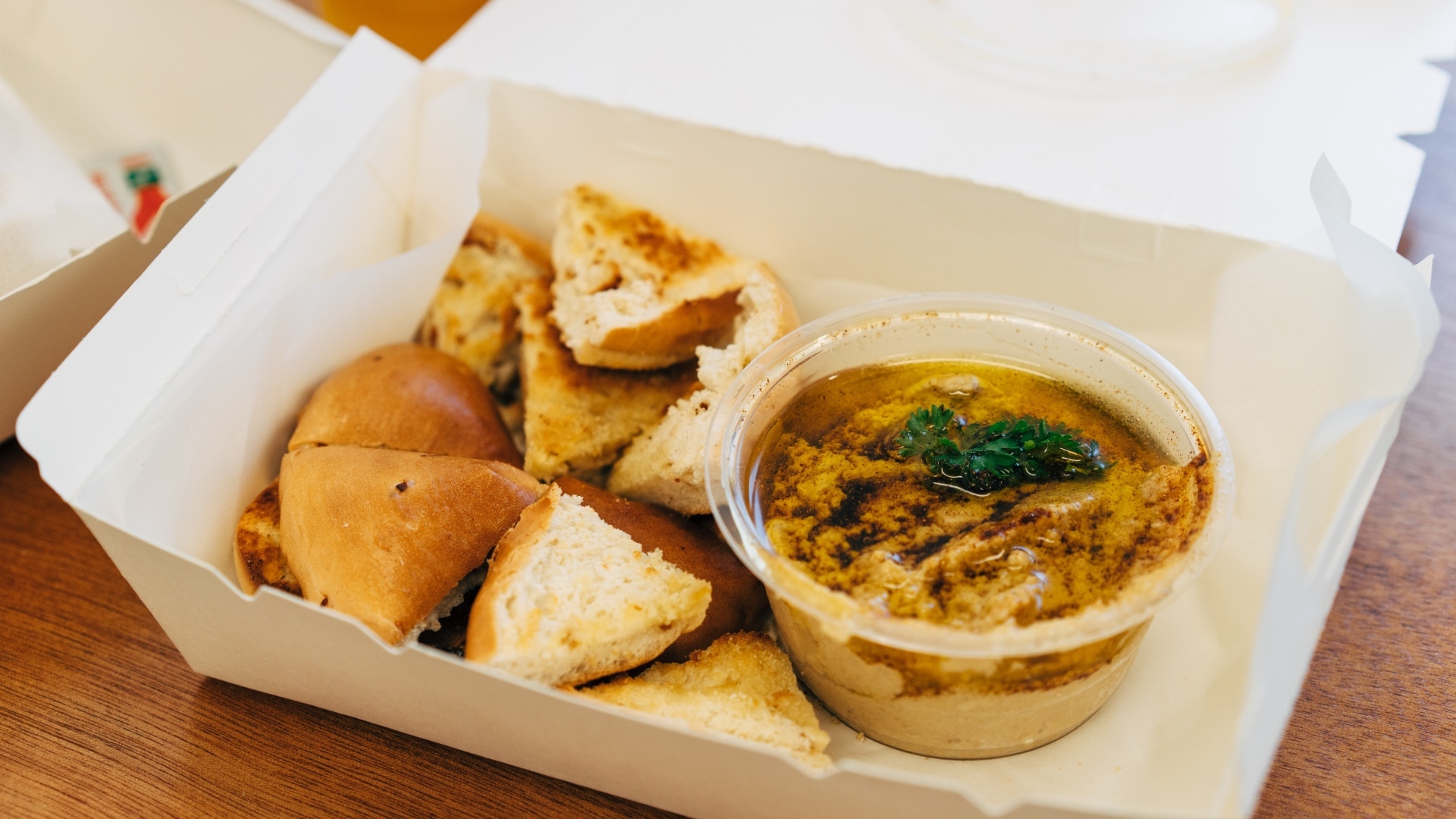 Хумус с хлебом на столе