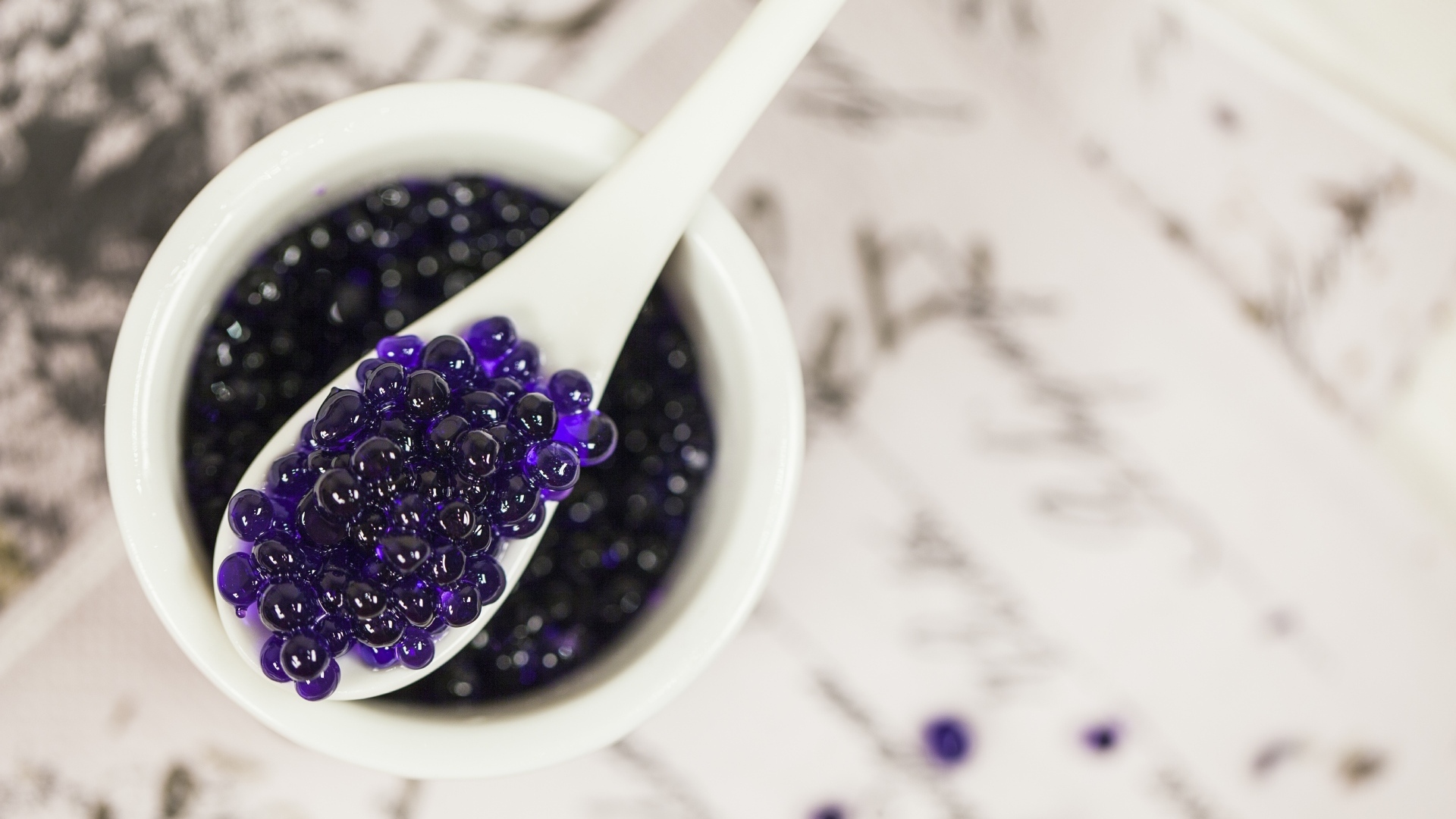 Лавандовая икра на ложке