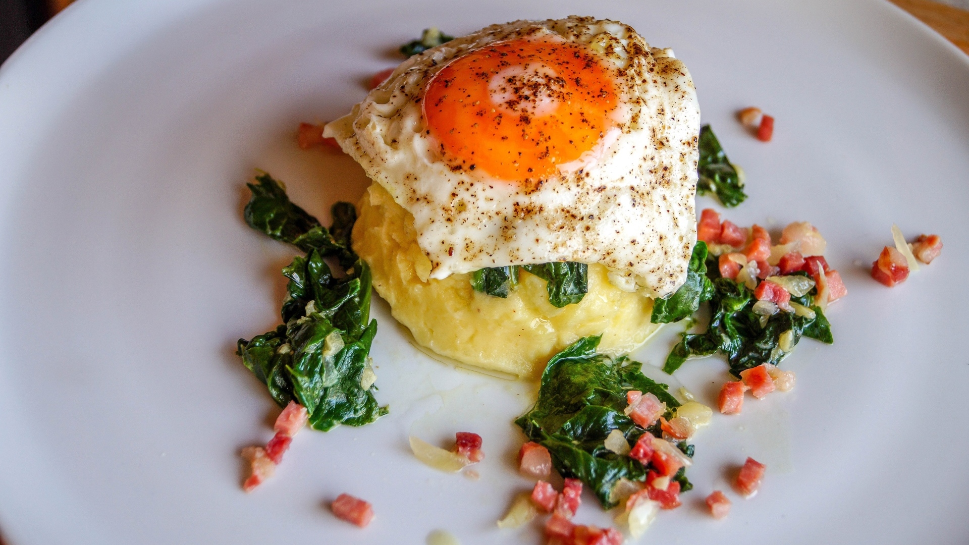 Картофельное пюре с яичницей на тарелке