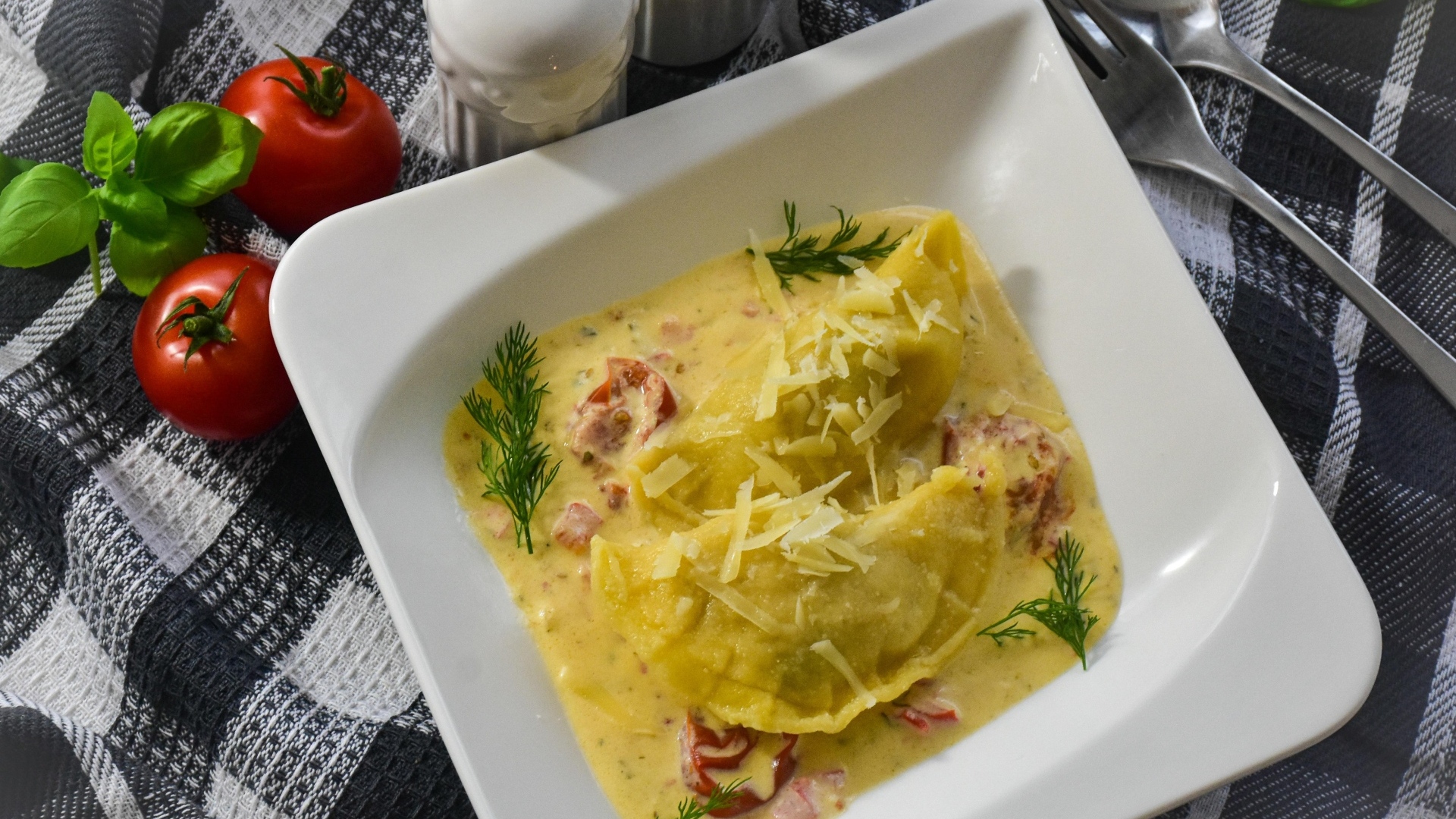 Равиоли с соусе с беконом на тарелке