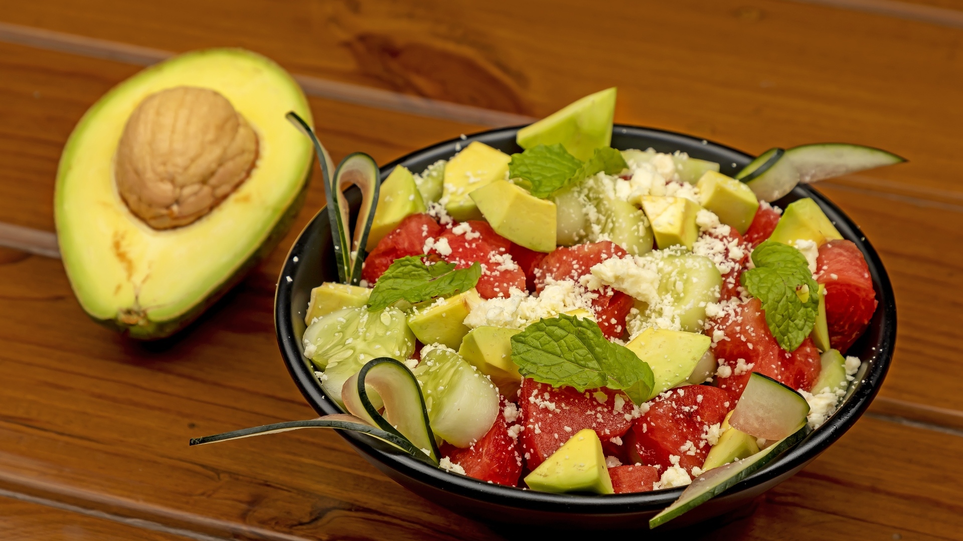 Салат с авокадо, помидорами и огурцами