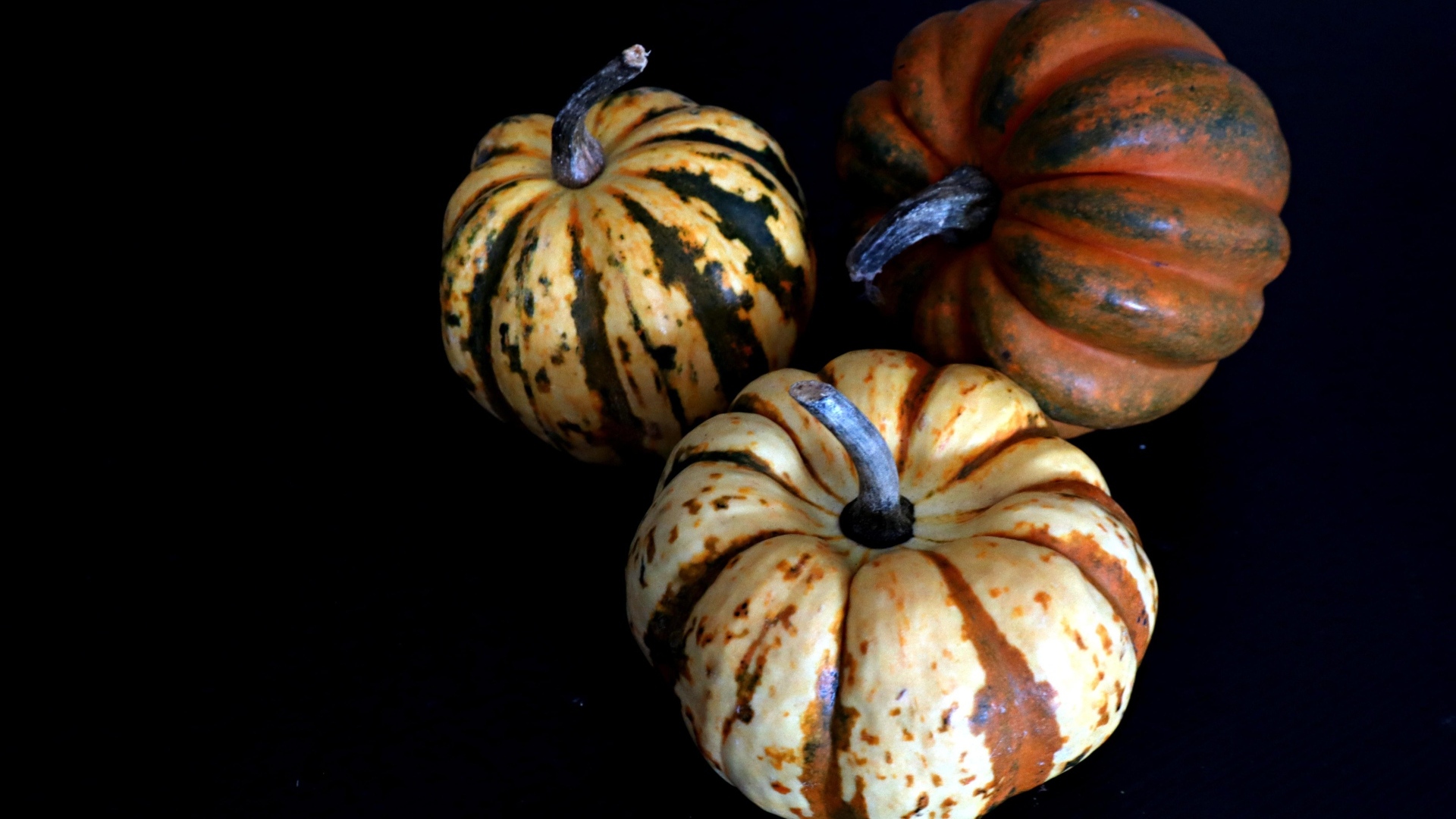 Три тыквы на черном фоне