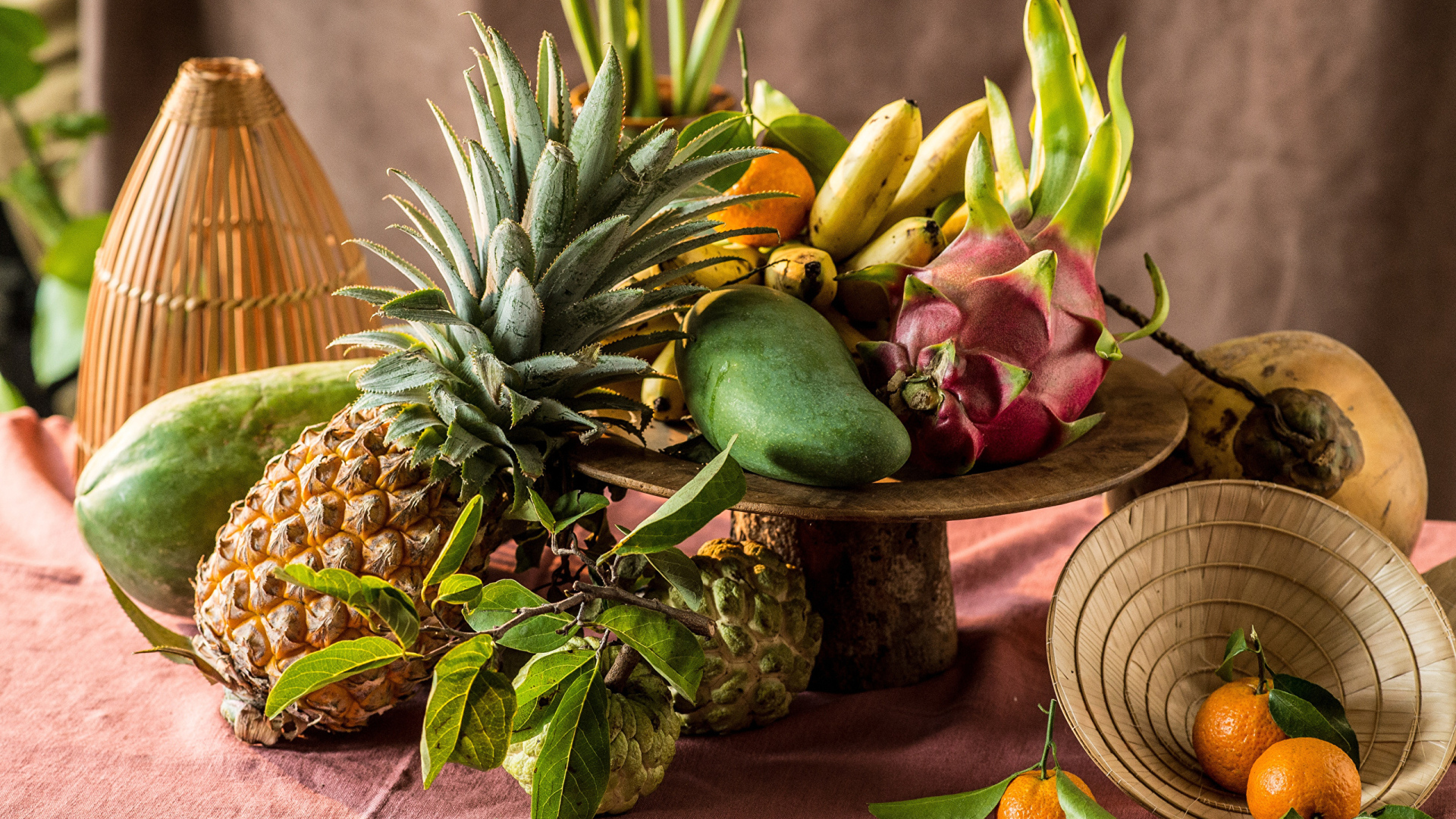 Много вкусных тропических фруктов на столе