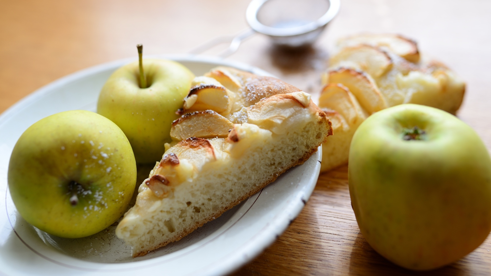 Кусок пирога с зелеными яблоками на тарелке