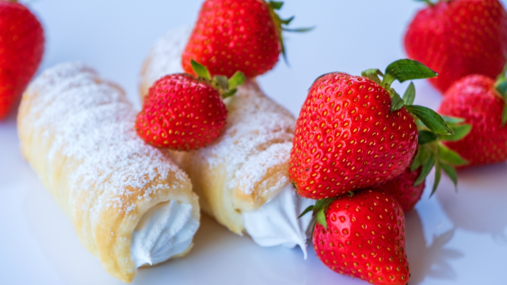 Трубочки со сливочным кремом и ягодами клубники