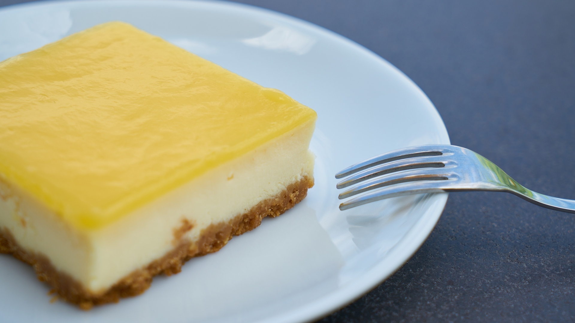 Лимонный чизкейк на тарелке