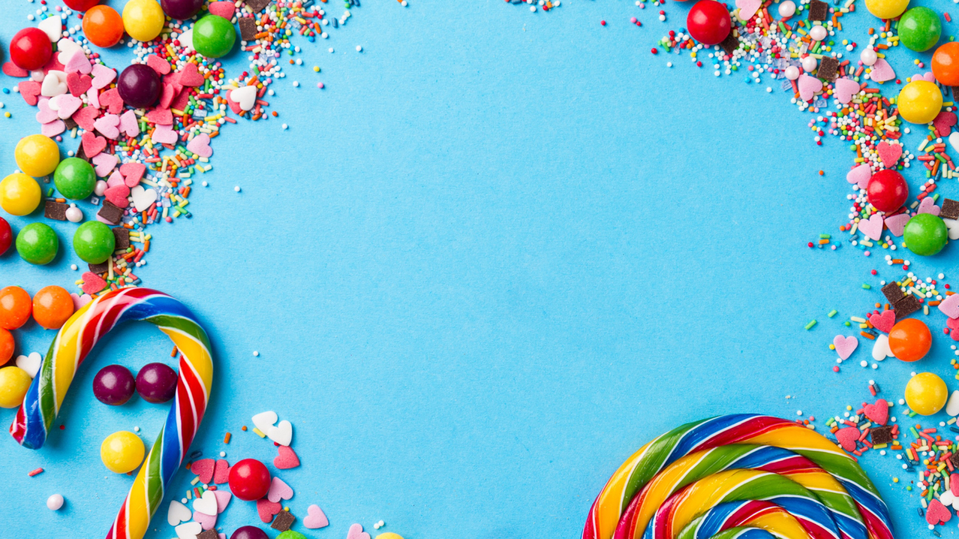 Разноцветные конфеты на голубом фоне крупным планом