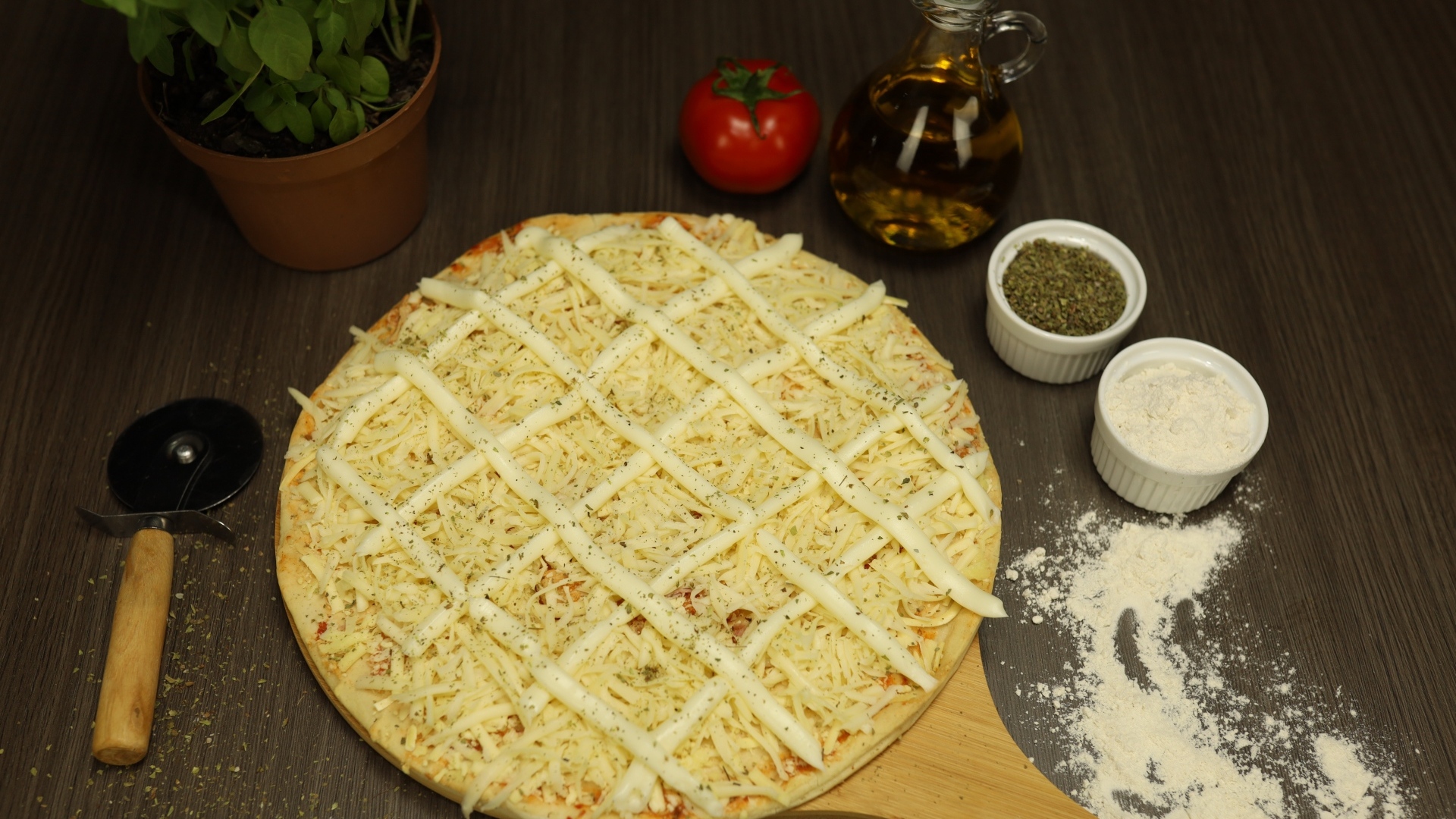 Пицца с сыром на столе со специями