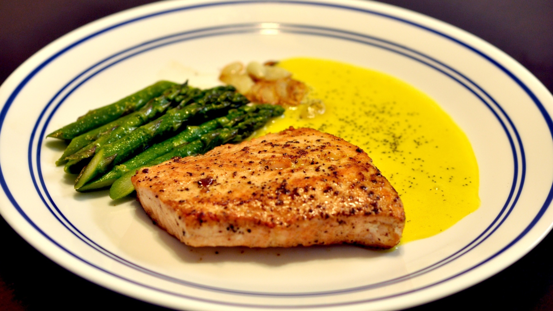Кусок рыбы со спаржей на тарелке