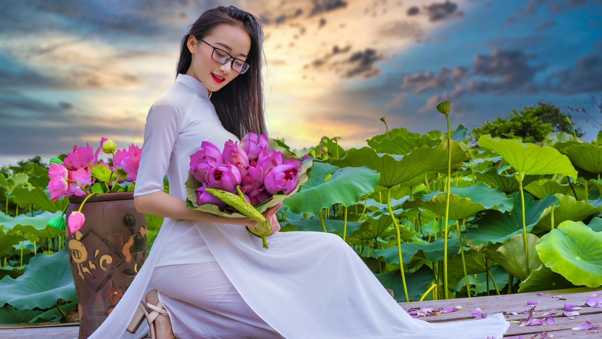 Девушка азиатка в белом платье с цветами лотоса