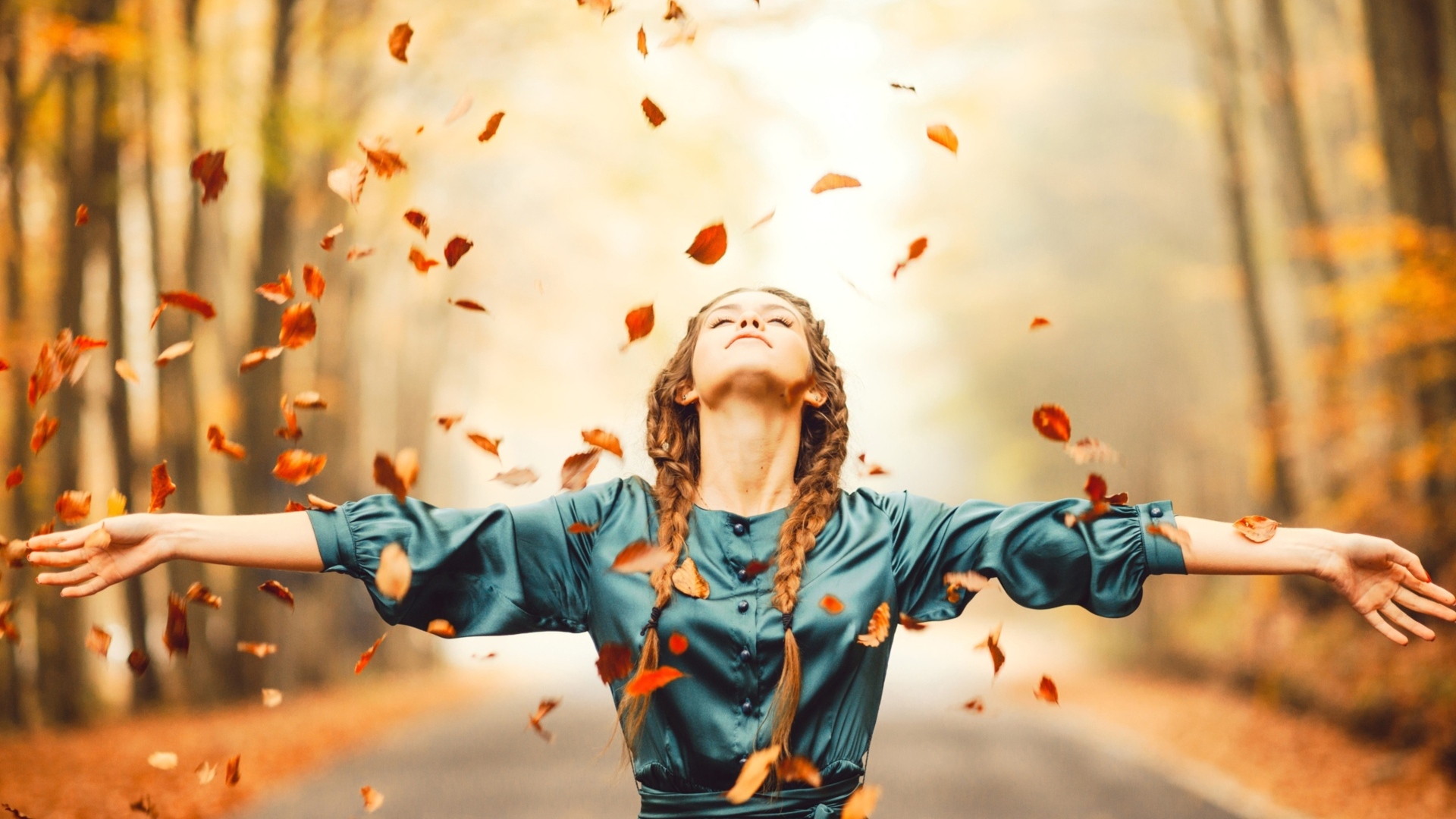 Красивая девушка любит осенние листья
