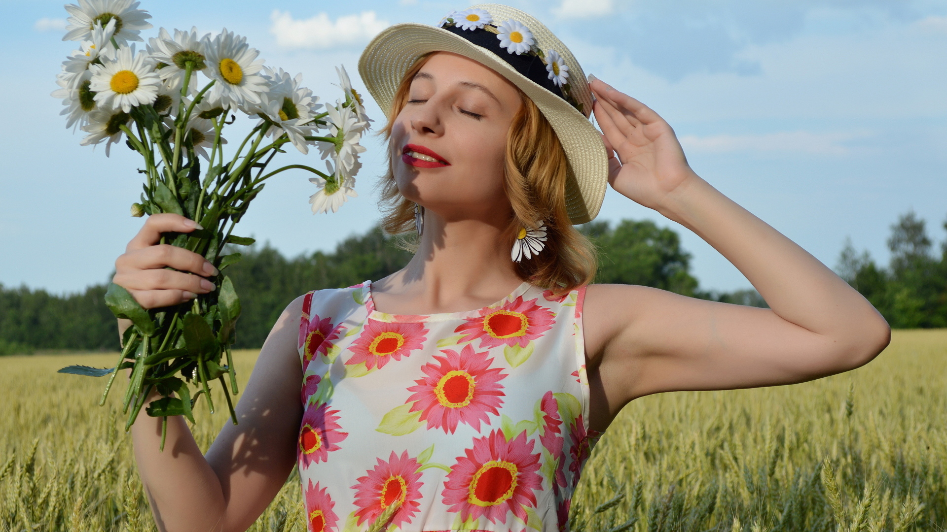 Девушка с букетом ромашек на поле