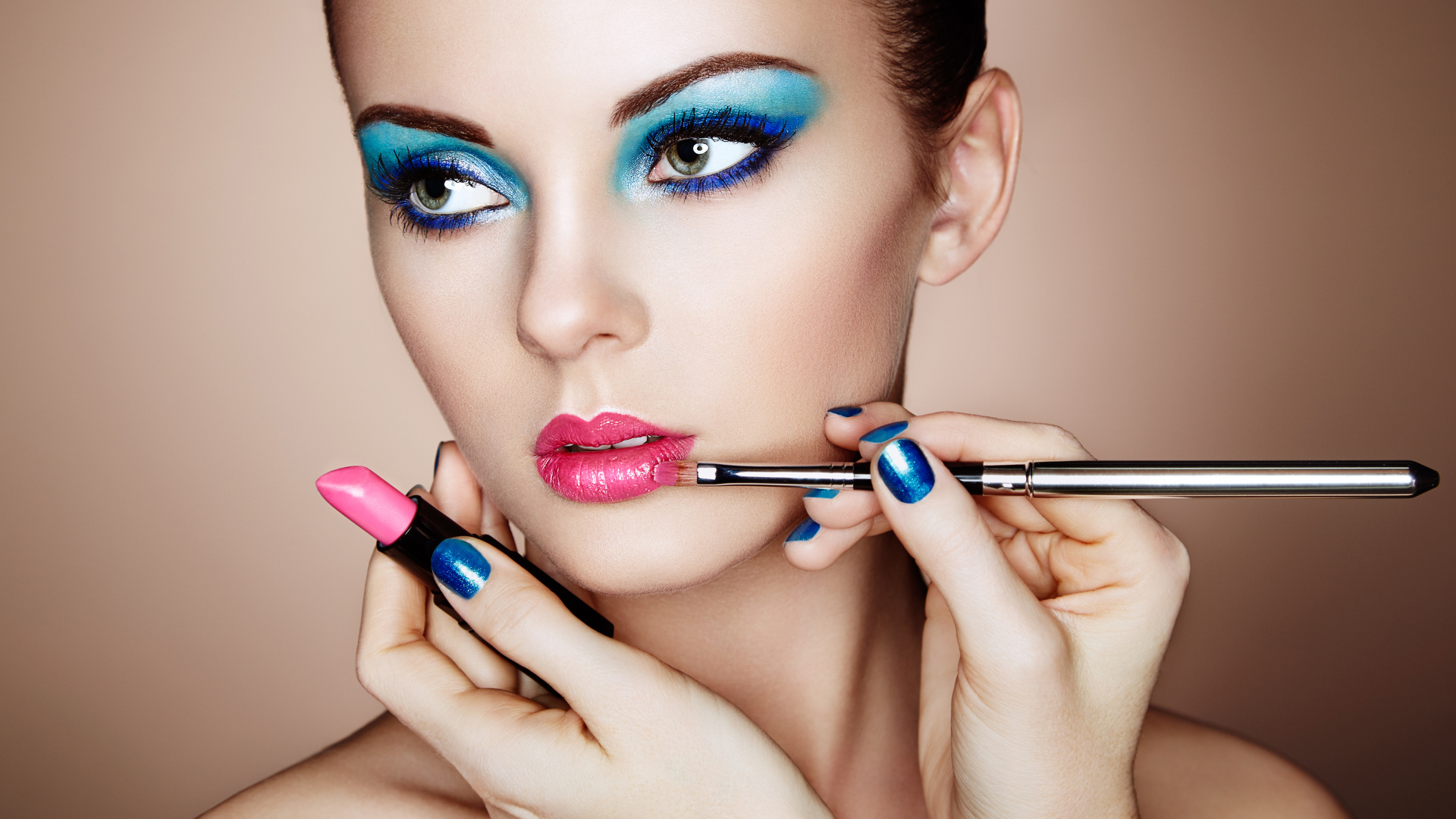 Девушке делают красивый яркий макияж