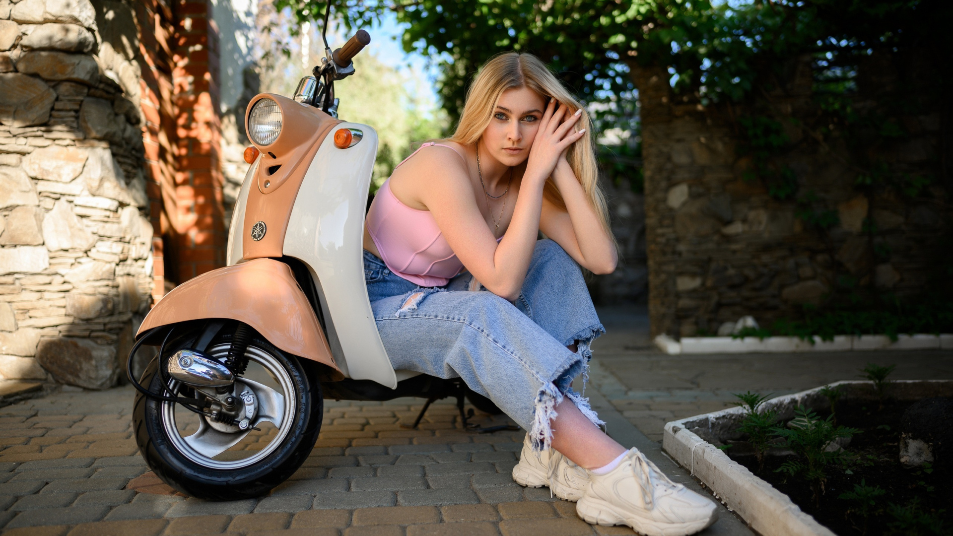 Молодая блондинка с мотоциклом 