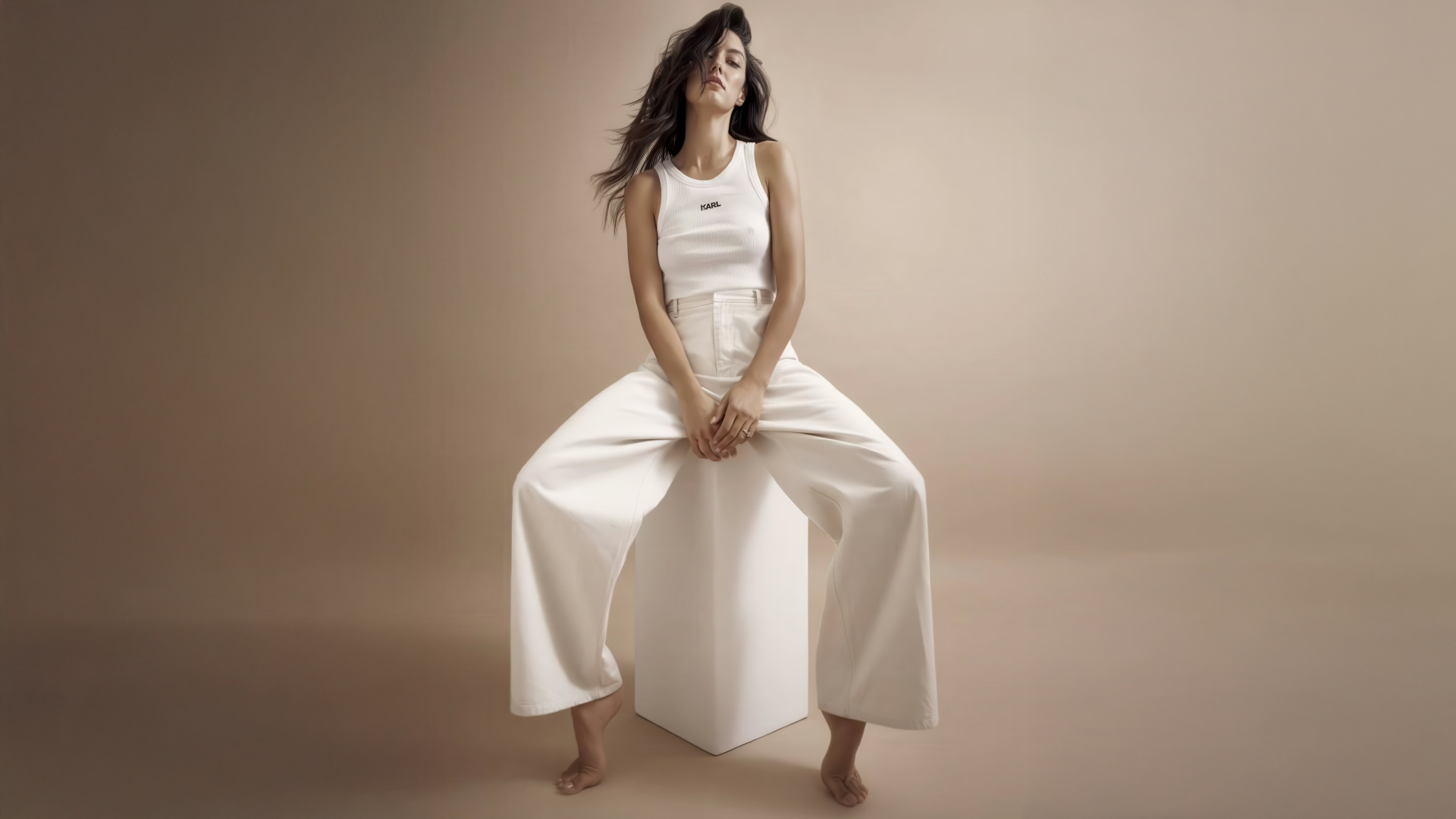 Модель Ребекка Мир в белом костюме