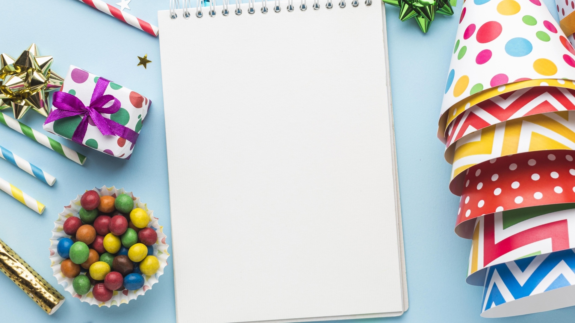 Подарки и декор для день рождения с блокнотом на голубом фоне