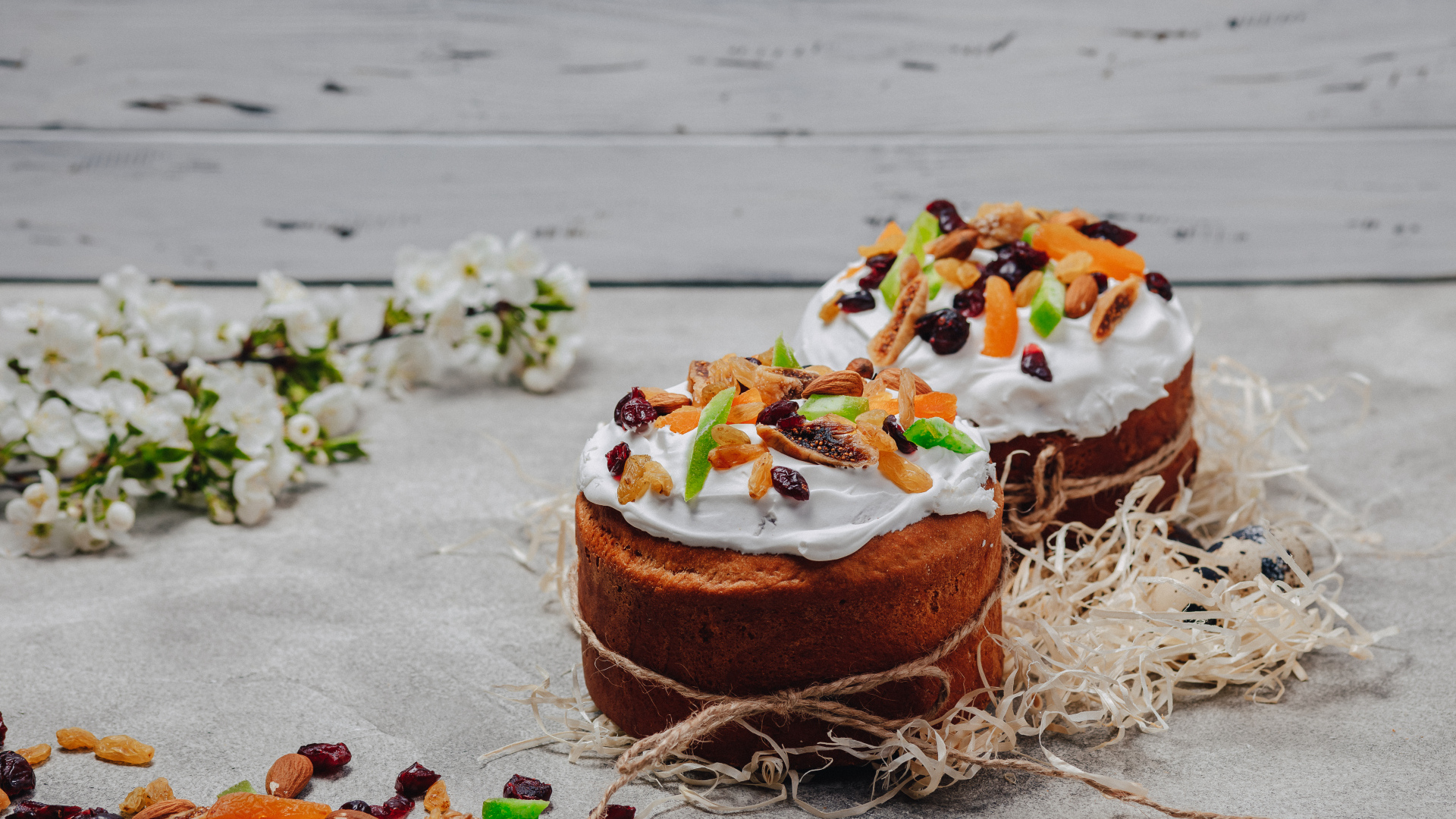 Два пасхальных кулича украшены цукатами