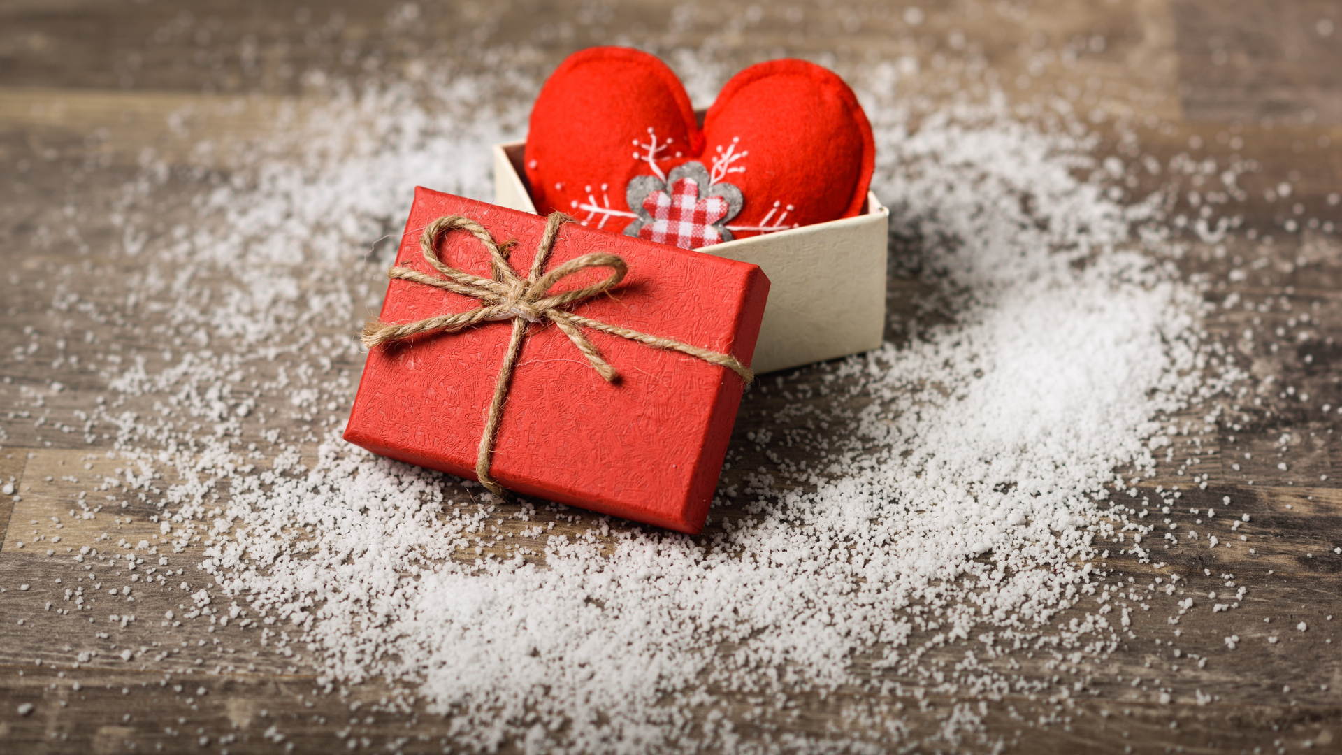 Коробка с сердечком на деревянном фоне