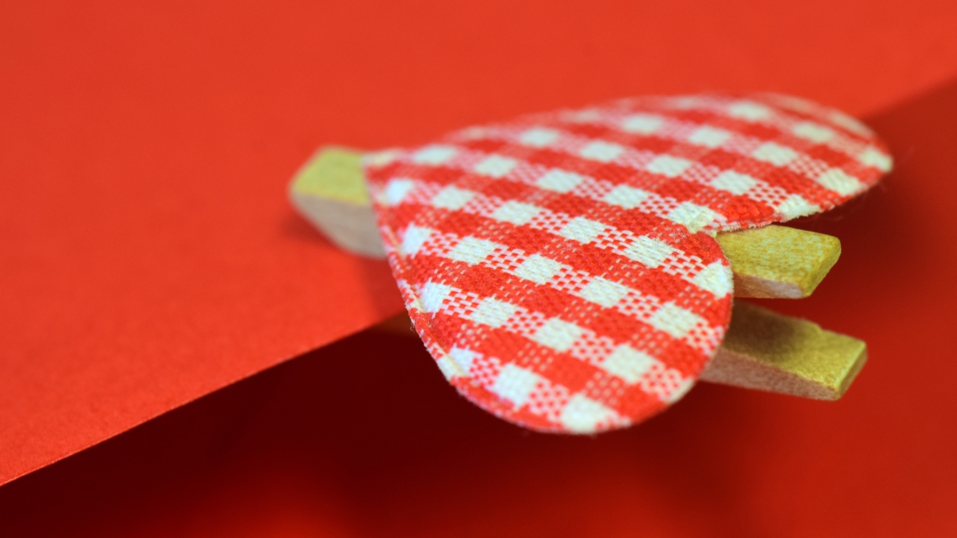 Прищепка с сердечком на красном конверте