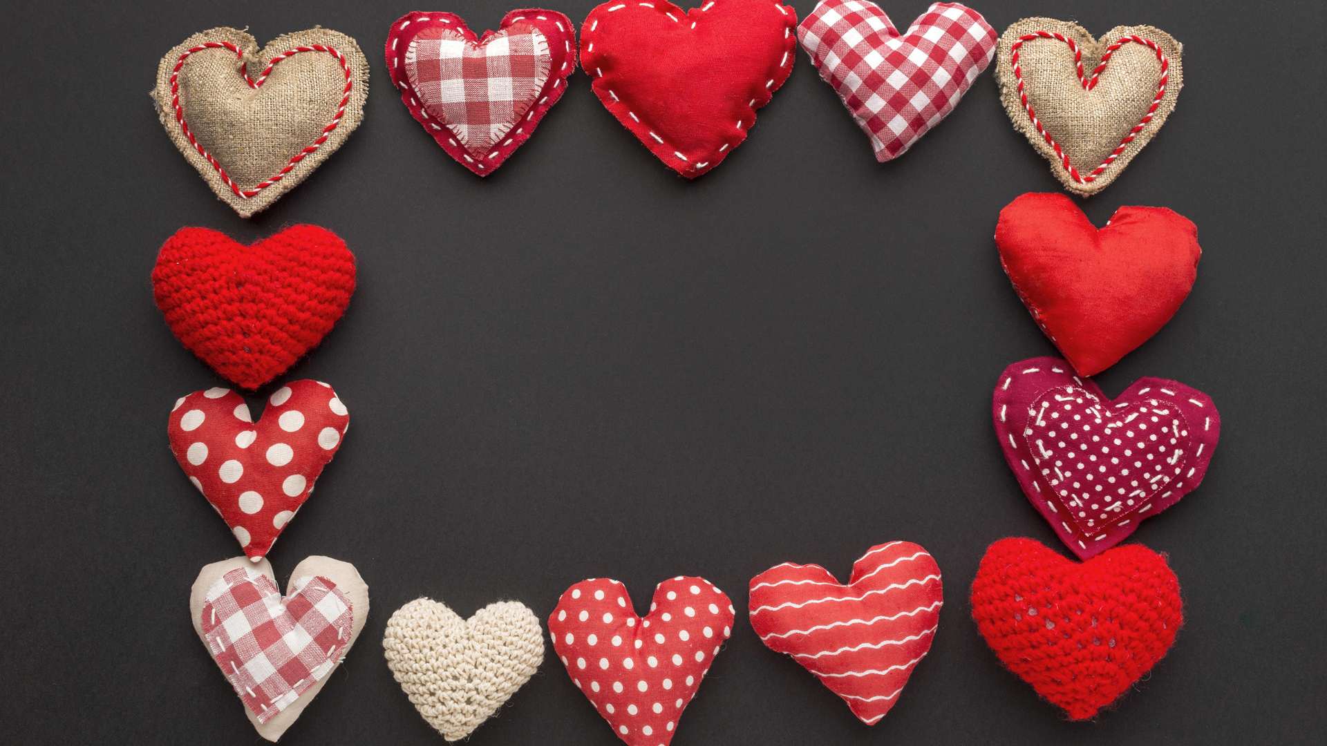 Рамка из тканевых сердечек на сером фоне, шаблон для открытки