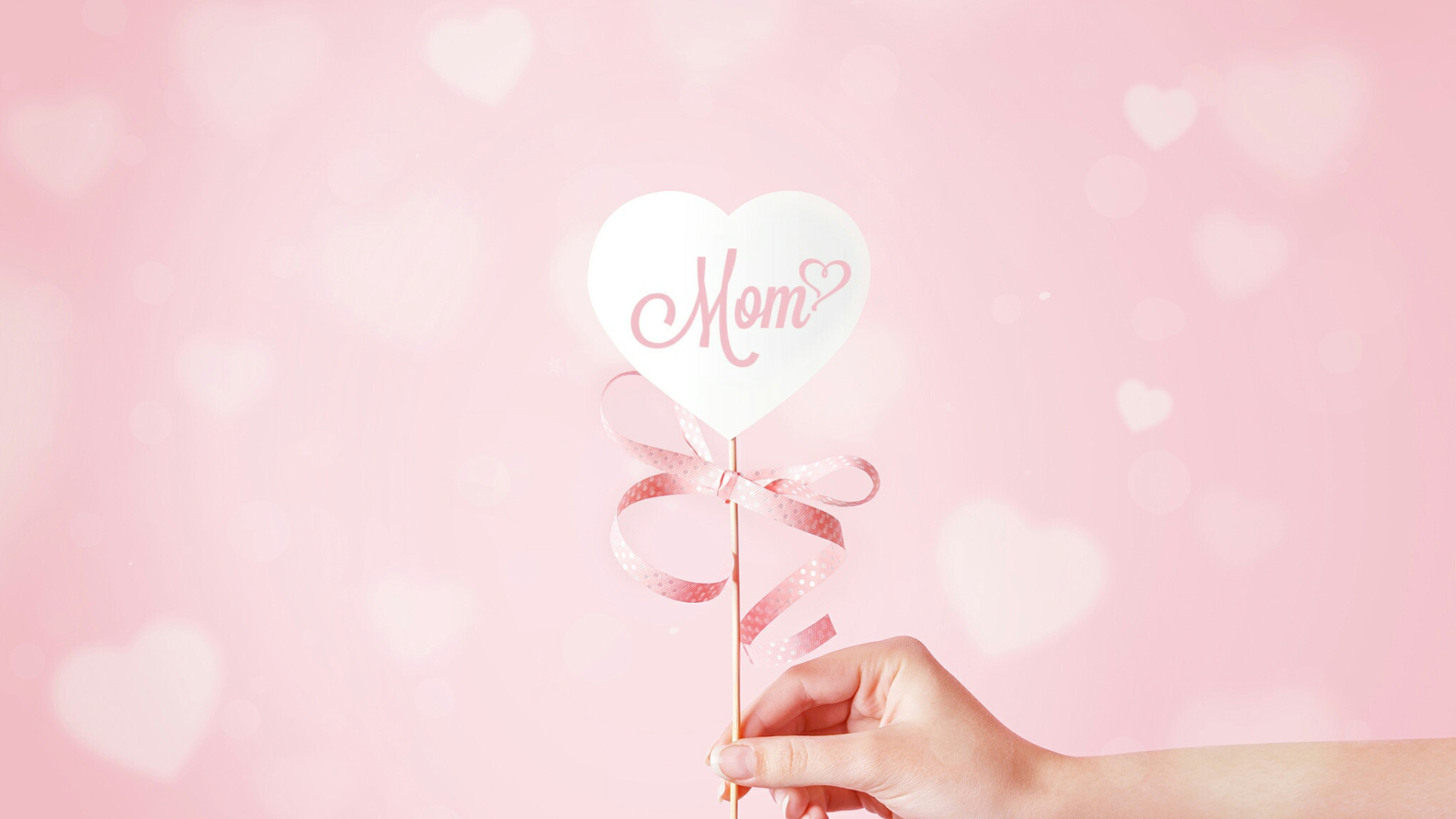 Сердечко для мамы на палочке  в руке