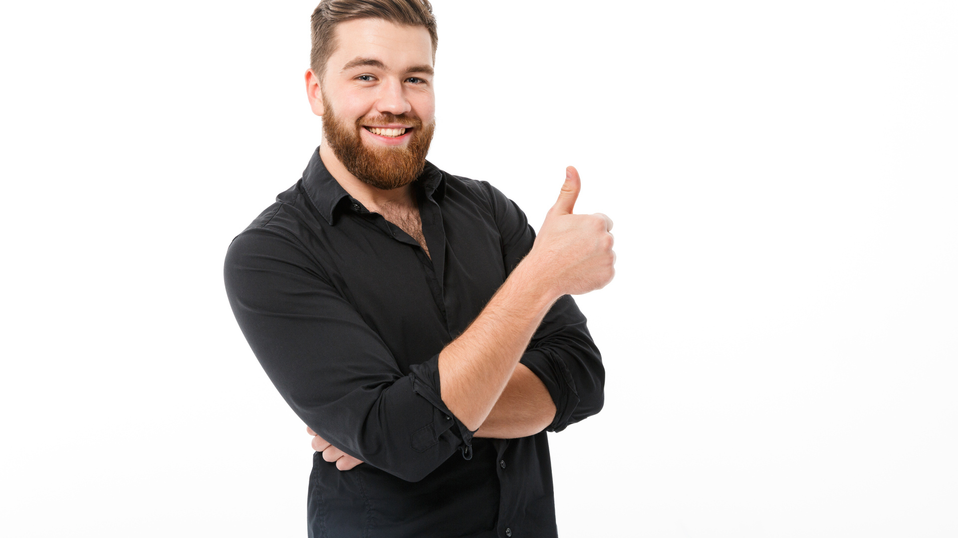 Улыбающийся мужчина с бородой показывает класс