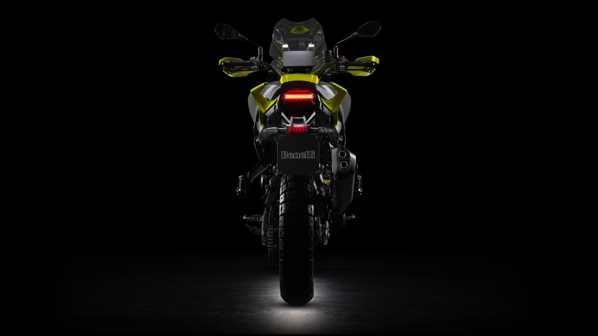 Мотоцикл Benelli TRK 800 на черном фоне