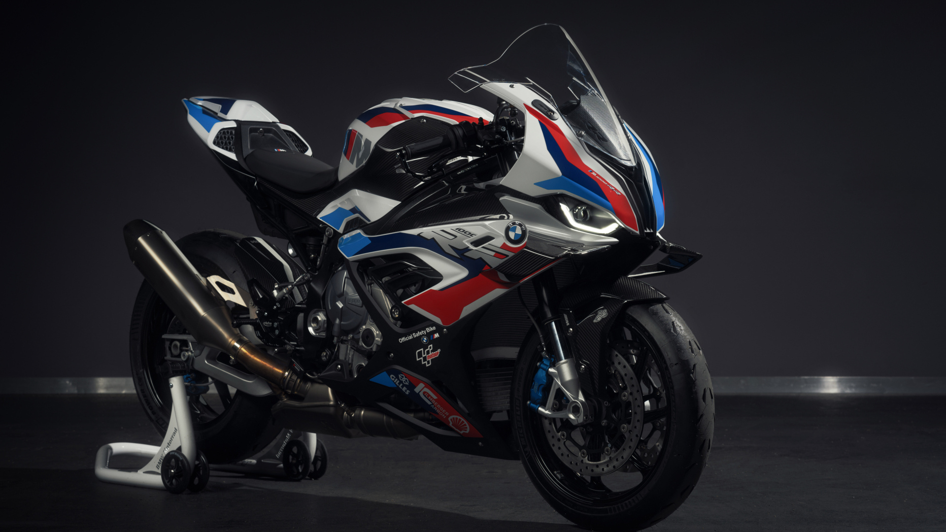 Большой спортивный мотоцикл bmw