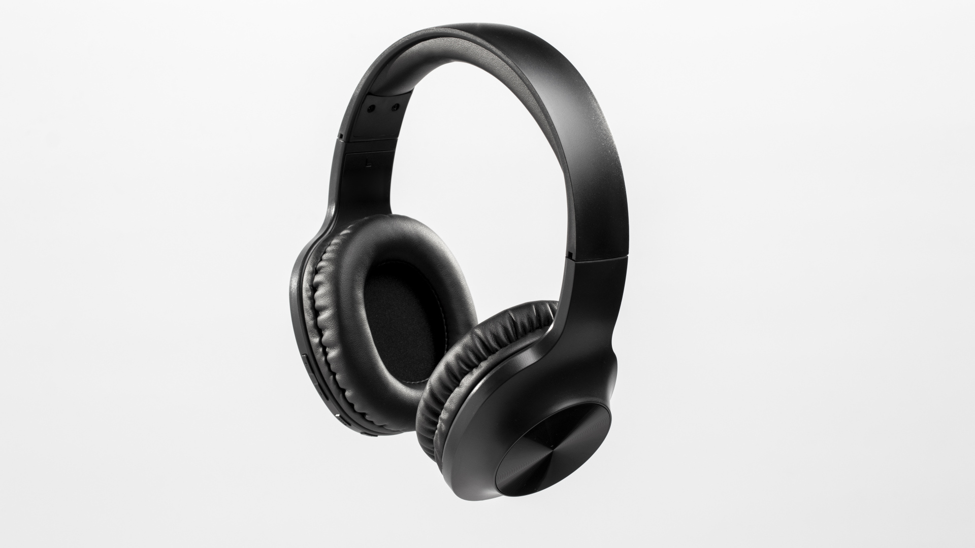 Большие черные наушники на сером фоне