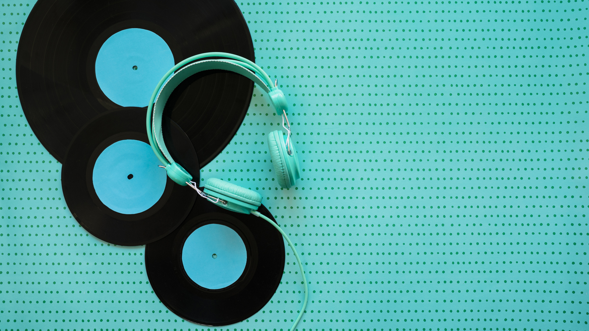 Пластинки и наушники на голубом фоне