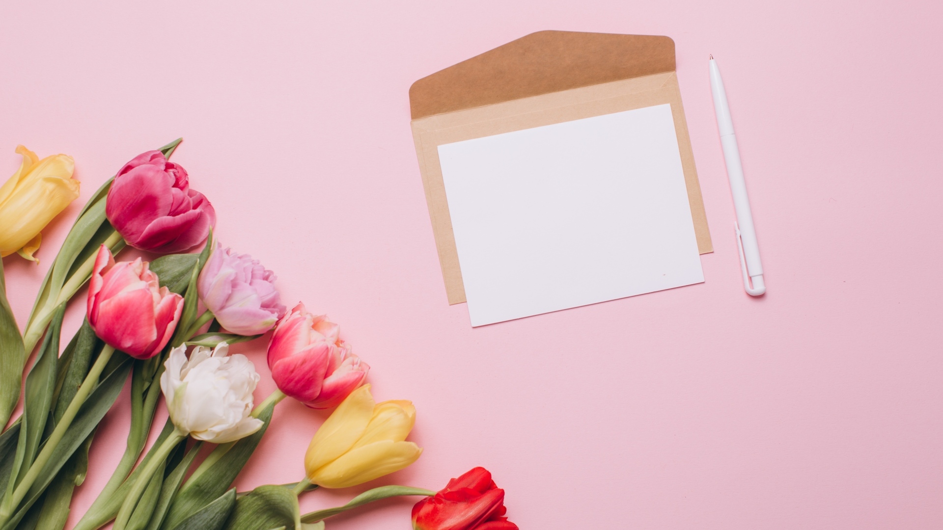 Письмо с букетом тюльпанов и ручкой на розовом фоне