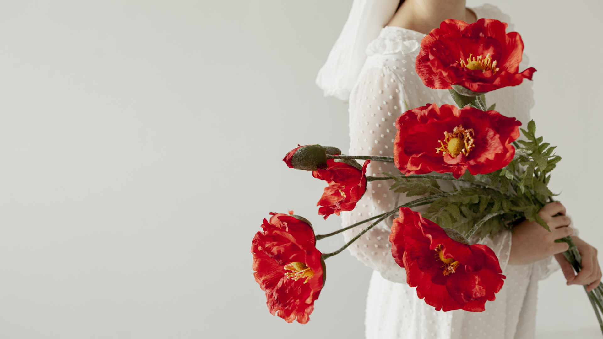 Красные маки в руках у девушки