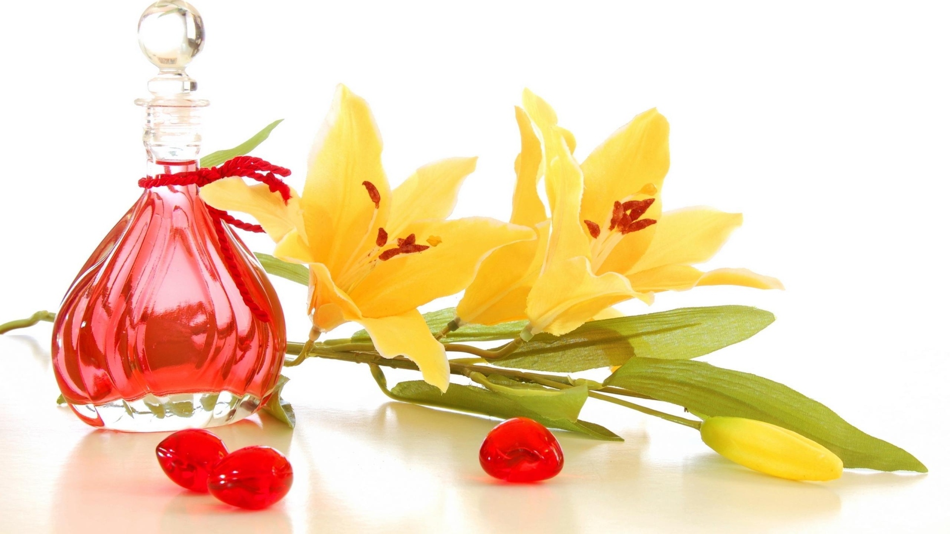 Желтые лилии на белом фоне с духами