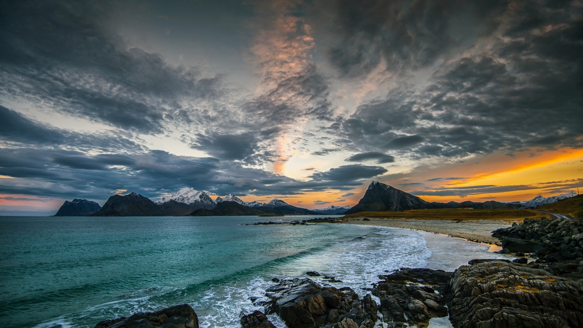 Черные облака над водой океана