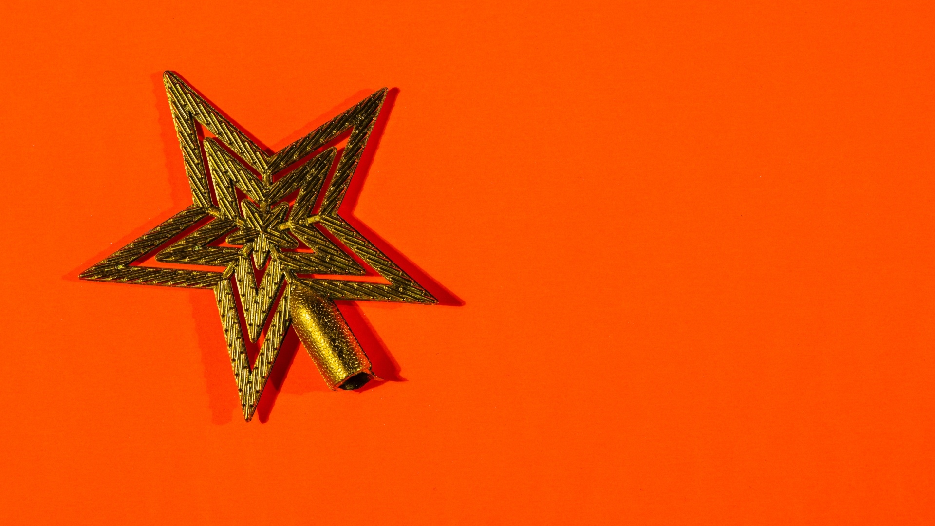 Золотая звезда на красном фоне