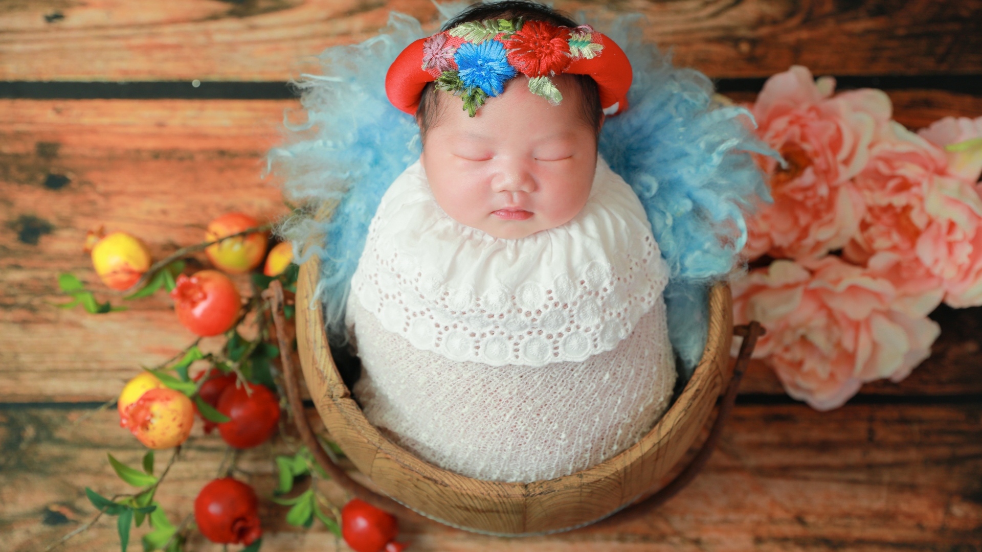 Маленький ребенок завернут в белое покрывало