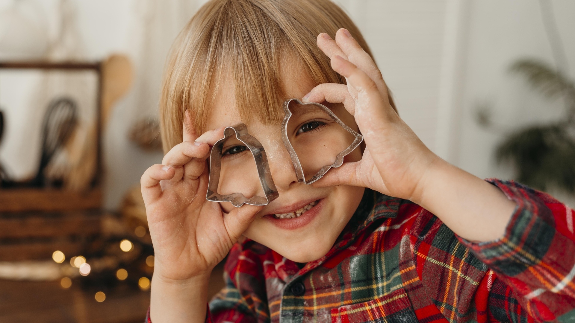 Ребенок с формочками для печенья в руках