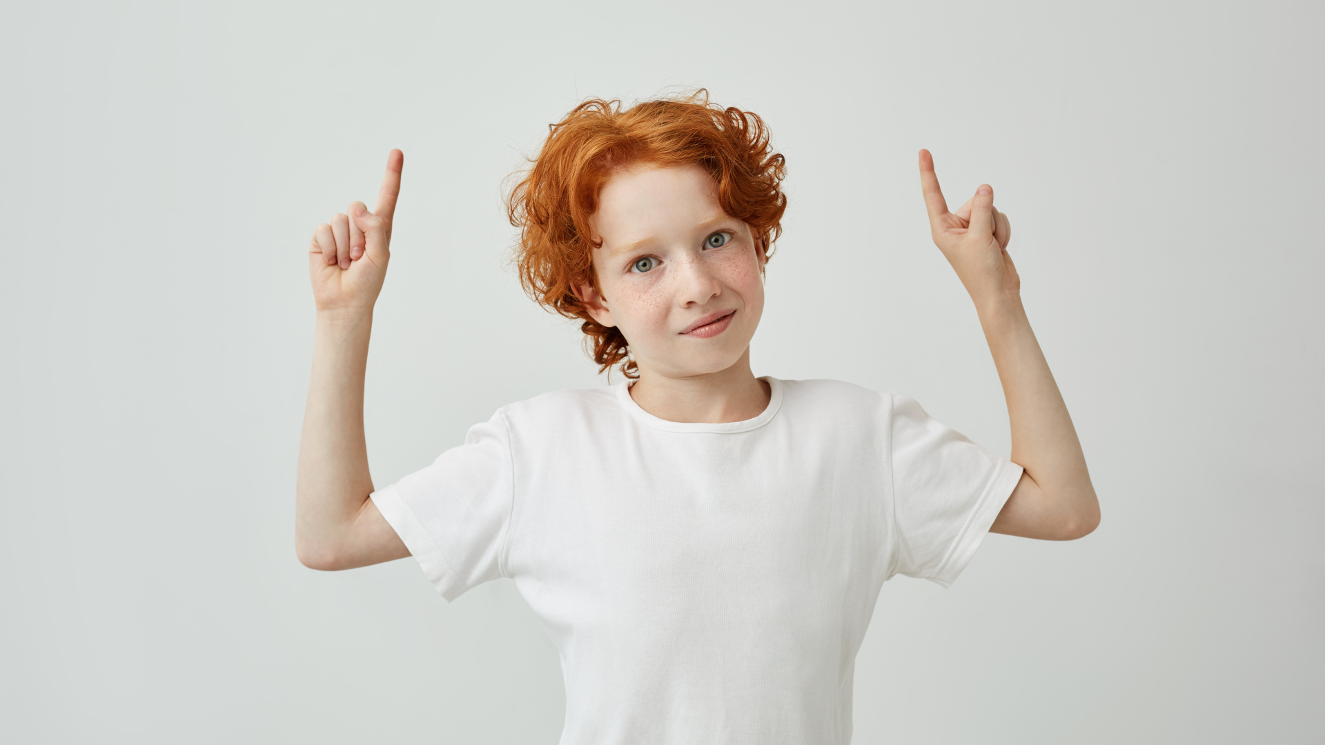 Рыжеволосый мальчик в белой футболке