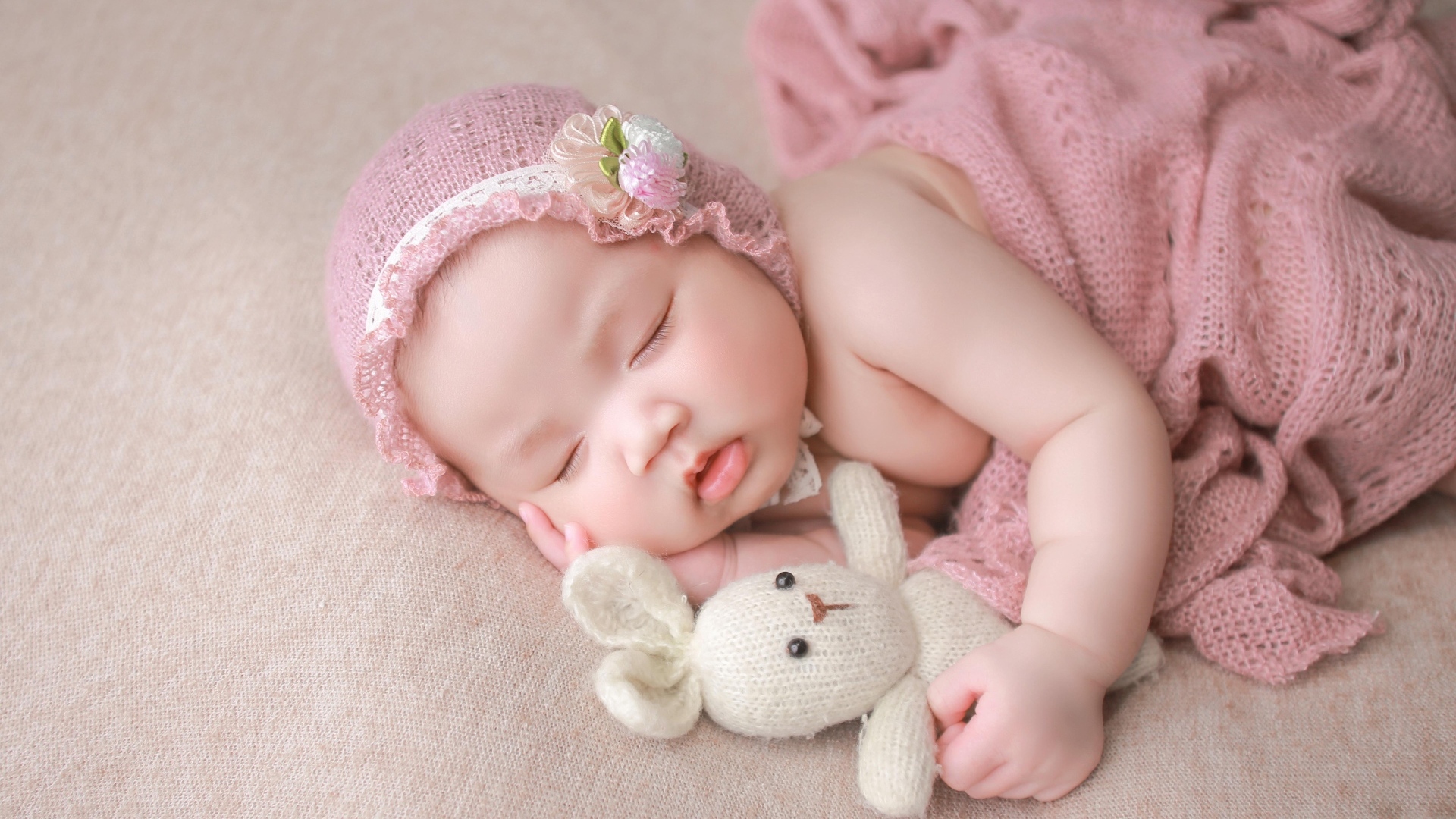 Спящая маленькая девочка с игрушечным зайцем