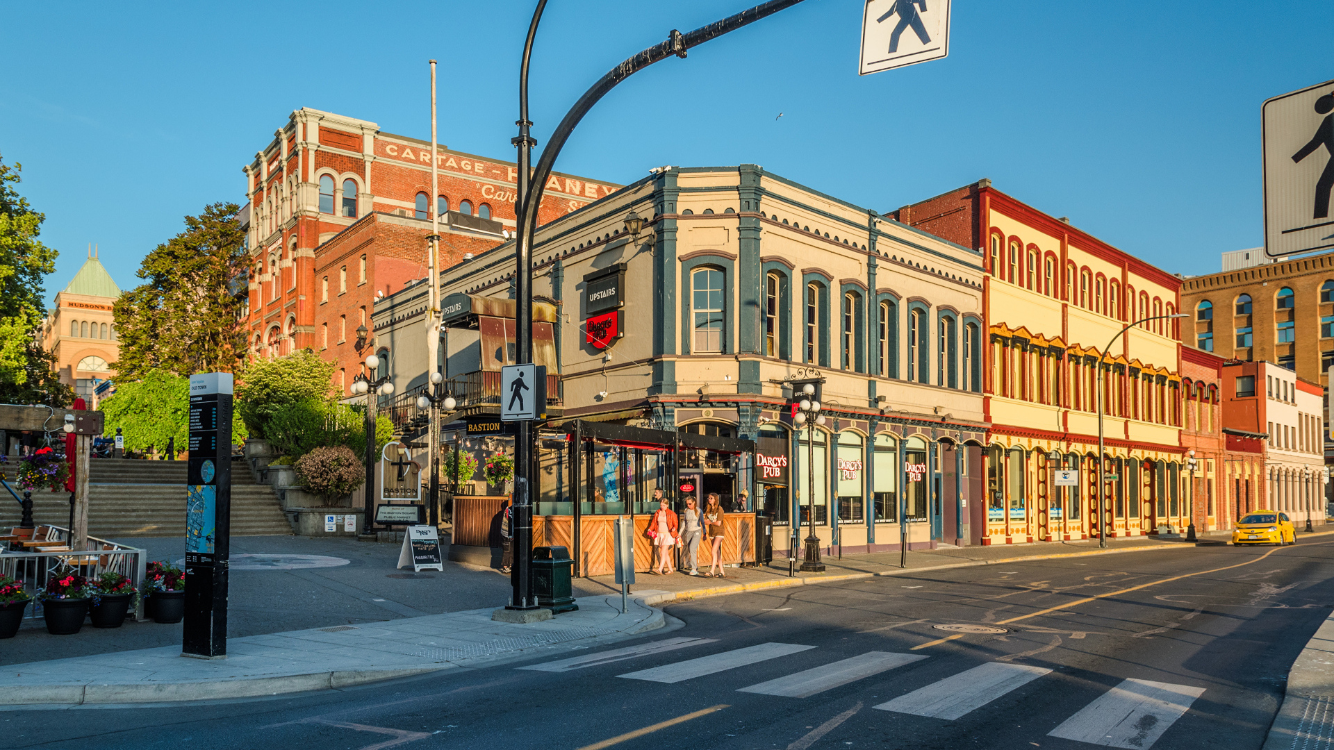 Красивые дома в лучах солнца, Канада 